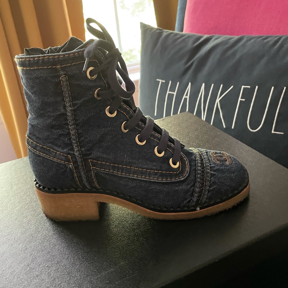 Chanel 2020 Limited Edition Jean Bootie. - Picture 4 of 6